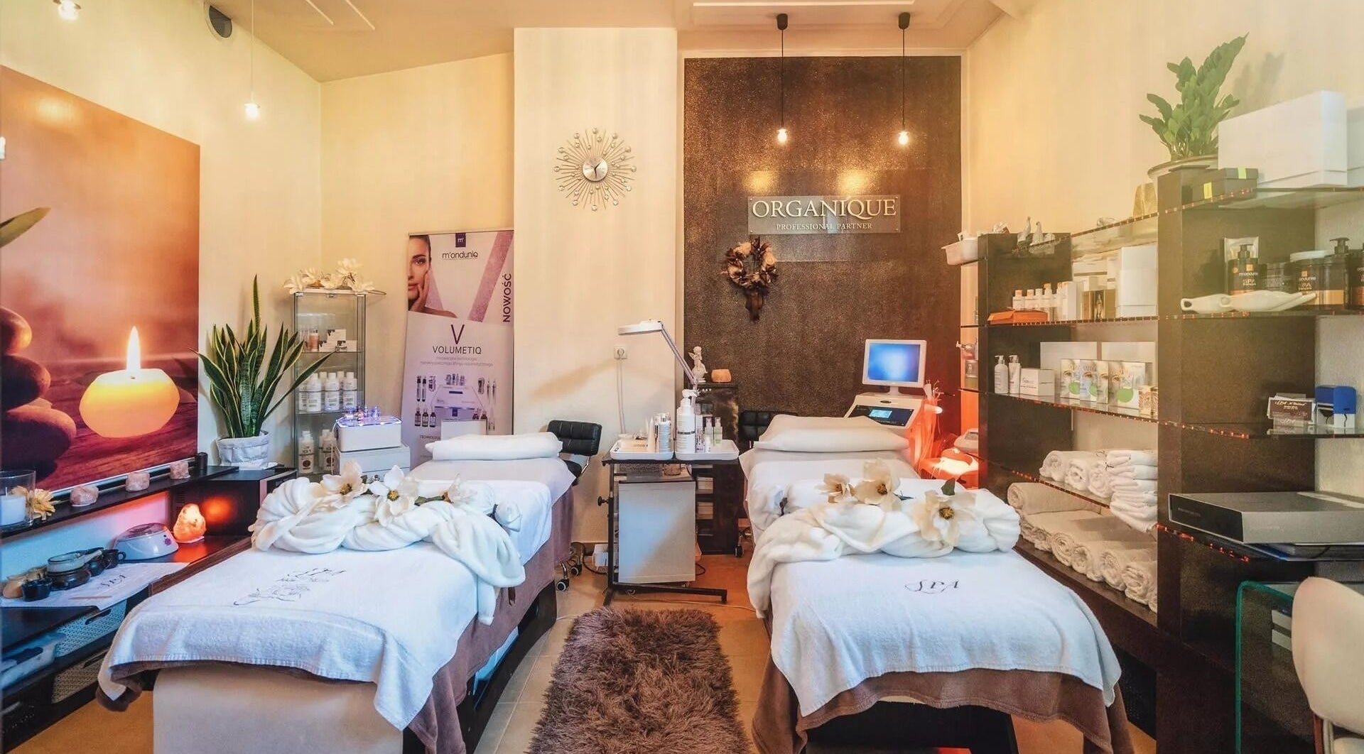 Przytulne wnętrze Spa w Tatrach w Zakopanem, Województwo Małopolskie, PL z łóżkami do masażu.