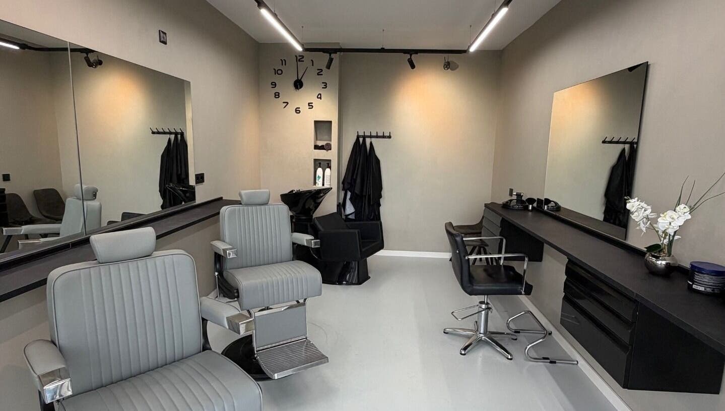 Moderne kappersstoel bij Craft 34, Almere, Flevoland, NL, met spiegel en tijdloze inrichting.