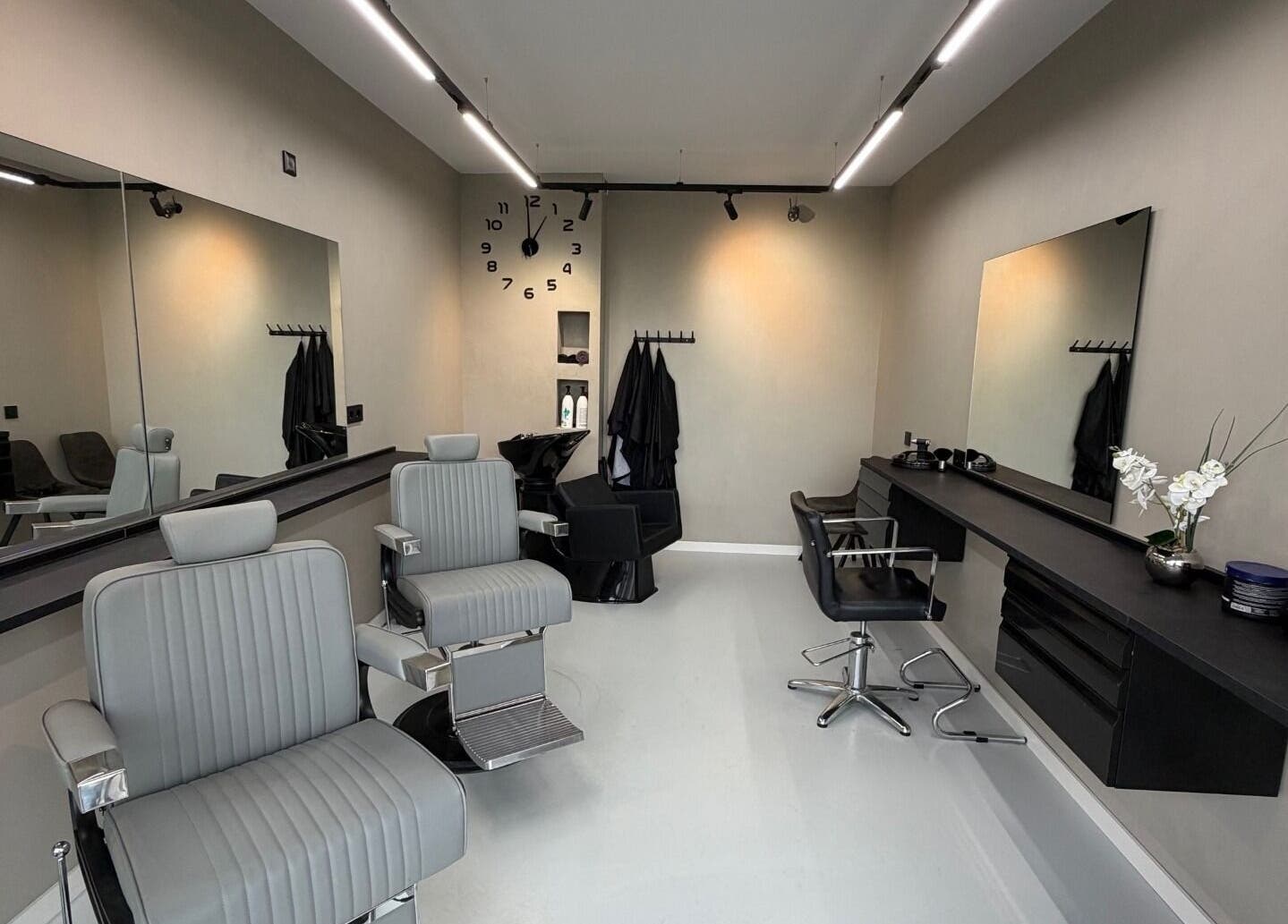 Moderne kappersstoel bij Craft 34, Almere, Flevoland, NL, met spiegel en tijdloze inrichting.