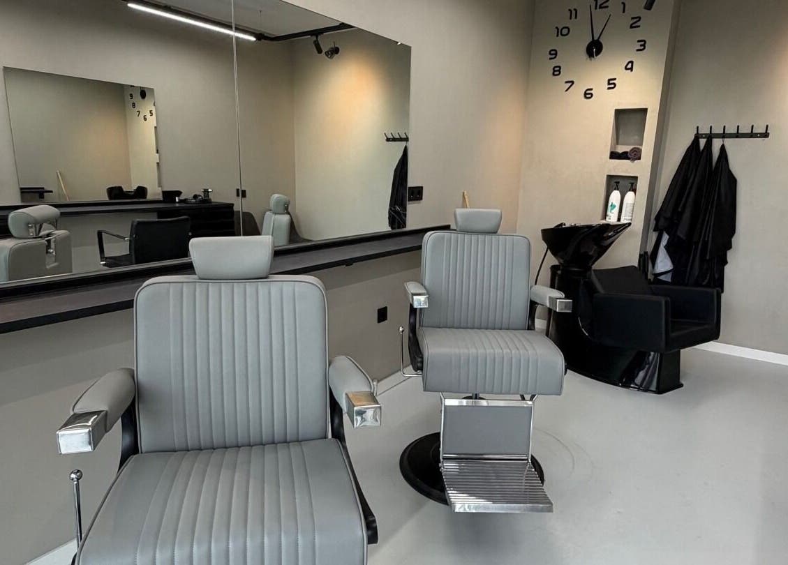 Moderne kappersstoelen bij Craft 34 in Almere, Flevoland, NL, weerspiegeld in een grote spiegel.