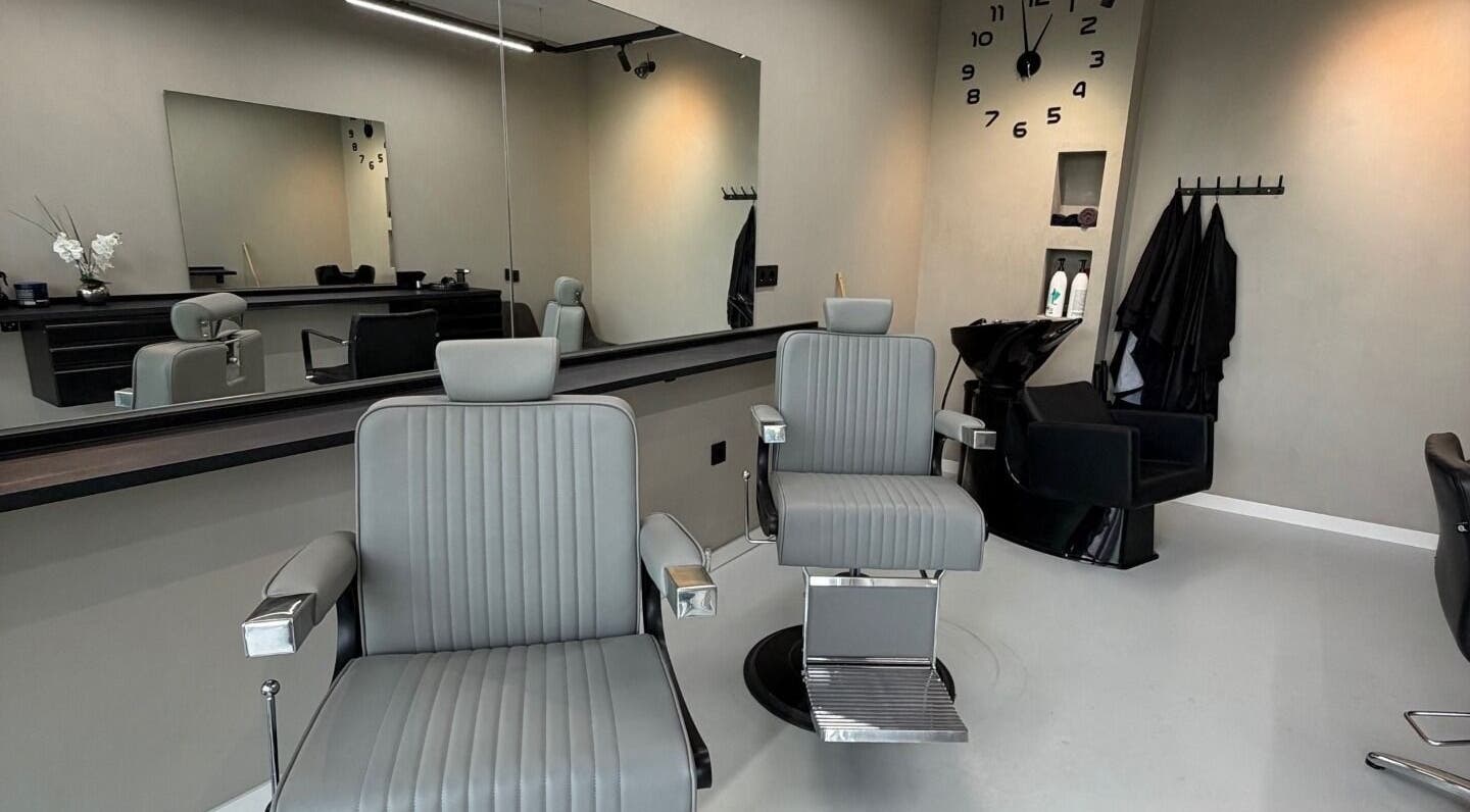 Moderne kappersstoelen bij Craft 34 in Almere, Flevoland, NL, weerspiegeld in een grote spiegel.