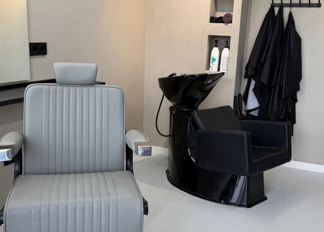 Moderne kappersstoel bij Craft 34 in Almere, Flevoland, NL met stijlvolle inrichting.