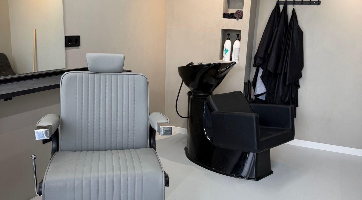 Moderne kappersstoel bij Craft 34 in Almere, Flevoland, NL met stijlvolle inrichting.