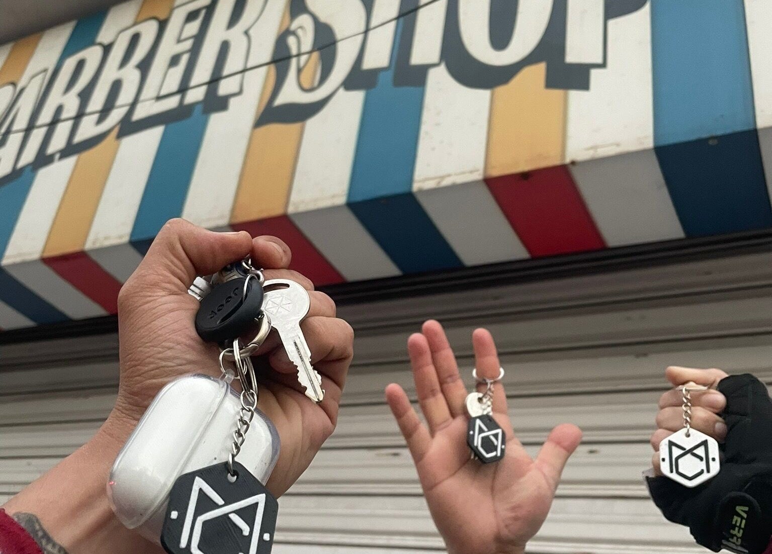 Llaves delante de Barbería Men's Cave en El Pueblito, Querétaro, MX, destacando su fachada clásica.