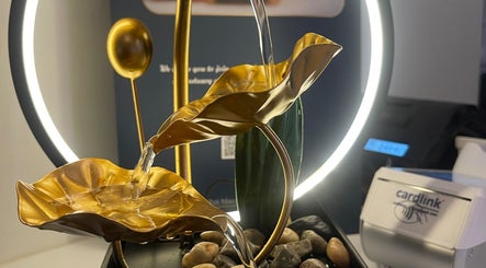 Elegant golden leaf fountain at Real Thai Massage, Athina, GR, enhancing relaxation ambiance.