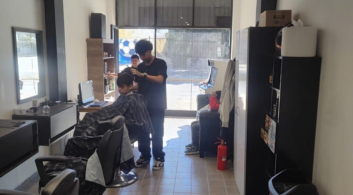 Corte de cabello en Biondo, San Juan, San Juan, AR con ambiente moderno y cómodo.