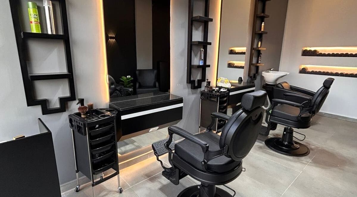 تصميم داخلي مريح في Harmonie Gents Salon، هواتش، محافظة عكار، LB يوفر بيئة أنيقة وحلاقة عصرية.