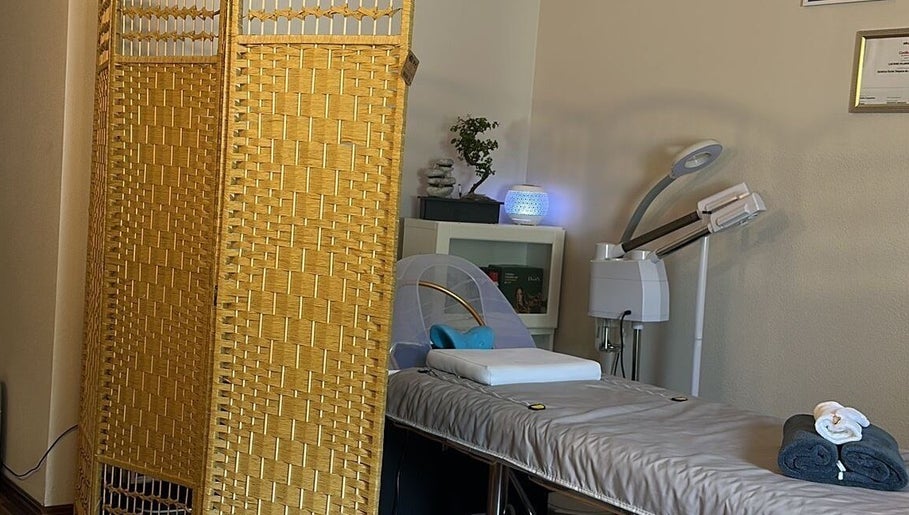 Sala de tratamento em Spa Luccie Amorim, Buarcos, Coimbra, PT com divã acolhedor.