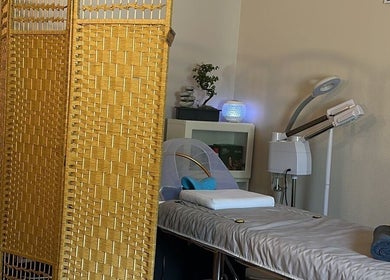 Sala de tratamento em Spa Luccie Amorim, Buarcos, Coimbra, PT com divã acolhedor.