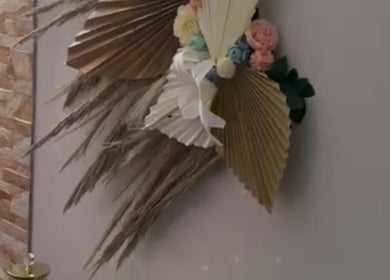 Decoração de parede com folhas e flores na Spa Luccie Amorim, Buarcos, Coimbra, PT.