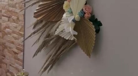 Decoração de parede com folhas e flores na Spa Luccie Amorim, Buarcos, Coimbra, PT.