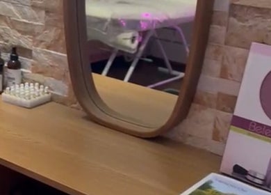 Espaço acolhedor do Spa Luccie Amorim em Buarcos, Coimbra, PT, com mesa de massagem e produtos de beleza.