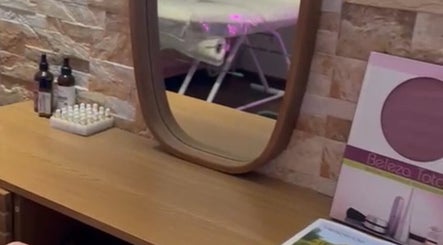 Espaço acolhedor do Spa Luccie Amorim em Buarcos, Coimbra, PT, com mesa de massagem e produtos de beleza.