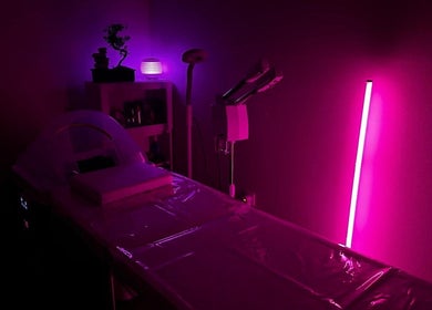 Sala de terapia iluminada em rosa em Spa Luccie Amorim, Buarcos, Coimbra, PT. Ambiente tranquilo e sofisticado.