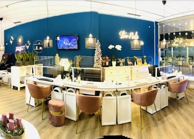 Innenansicht von Star Nails Biebrich in Wiesbaden, Hessen, DE, mit moderner Einrichtung und stilvollem Ambiente.