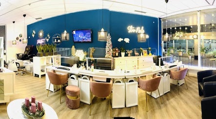 Innenansicht von Star Nails Biebrich in Wiesbaden, Hessen, DE, mit moderner Einrichtung und stilvollem Ambiente.