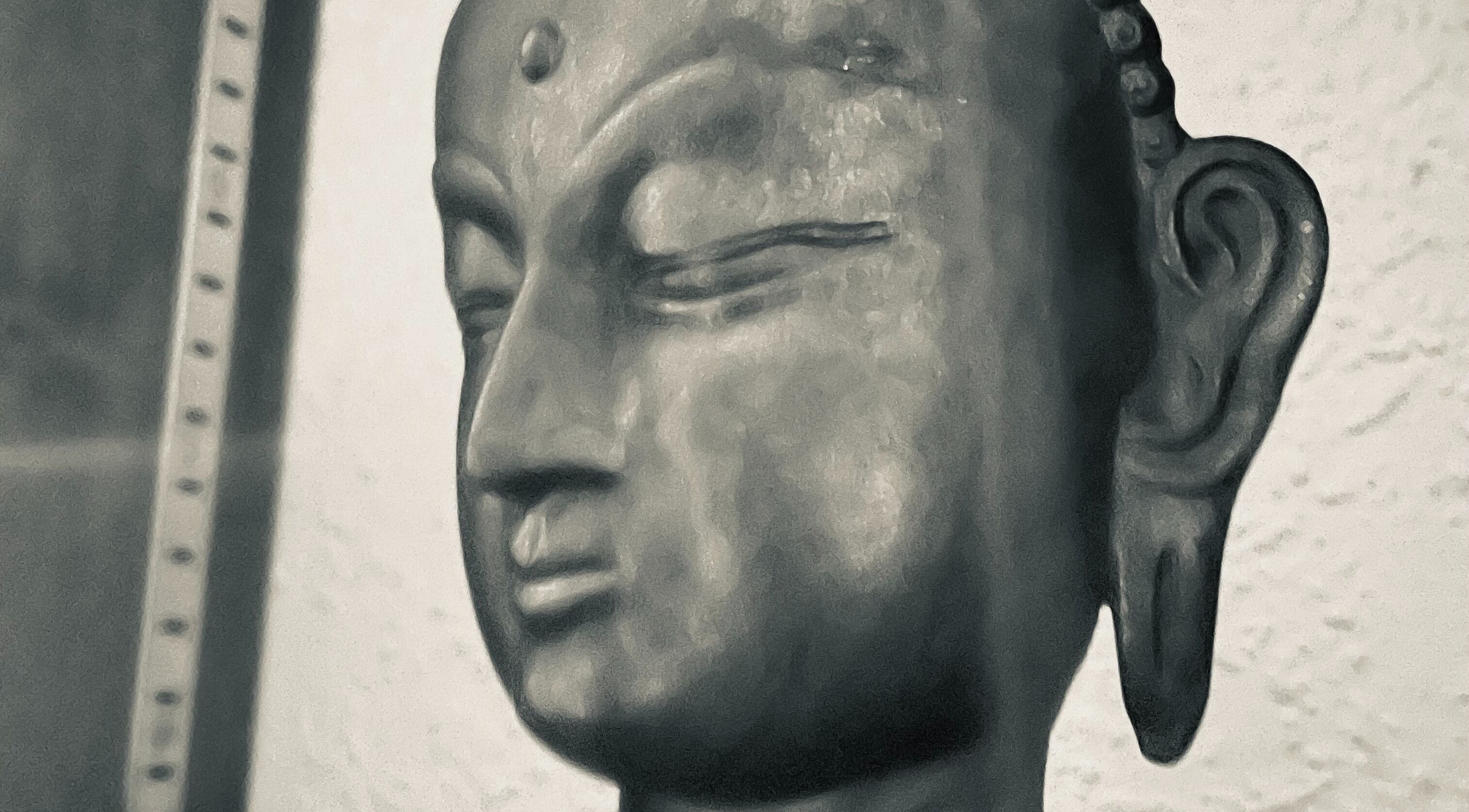 Sculpture bouddhiste apaisante au Kigen, Le Pont-de-Claix, Auvergne-Rhône-Alpes, FR.