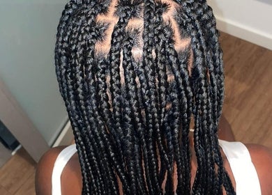 Tranças box perfeitas no salão BYS Braids em Póvoa De Santa Iria, Lisboa, PT, exibindo estilo e precisão.