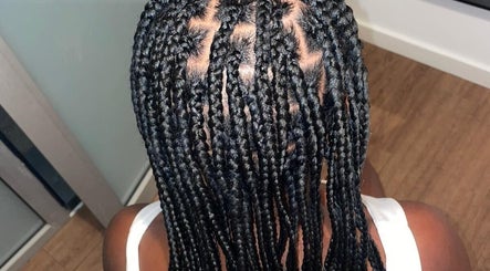 Tranças box perfeitas no salão BYS Braids em Póvoa De Santa Iria, Lisboa, PT, exibindo estilo e precisão.