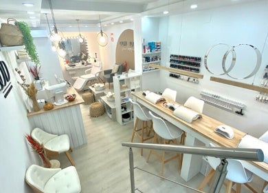 Interior de Mood beauty and wellness salon en Madrid, Madrid, ES, con diseño moderno y sillas blancas.