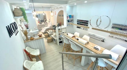 Interior de Mood beauty and wellness salon en Madrid, Madrid, ES, con diseño moderno y sillas blancas.