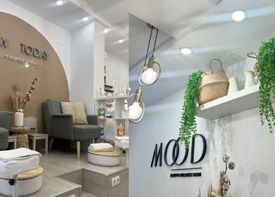 Interior relajante de Mood beauty and wellness salon en Madrid, Madrid, ES, con sillas cómodas y plantas decorativas.