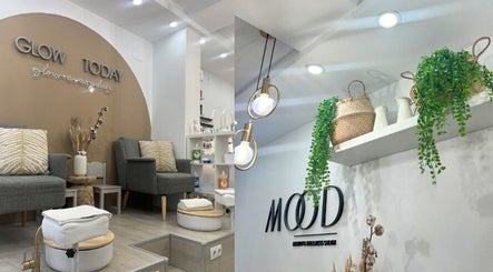 Interior relajante de Mood beauty and wellness salon en Madrid, Madrid, ES, con sillas cómodas y plantas decorativas.
