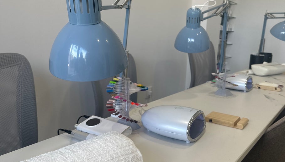 Mesa de manicura en Loome studio, Valdemoro, Comunidad De Madrid, ES, con lámparas y herramientas profesionales.