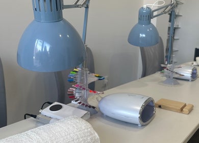 Mesa de manicura en Loome studio, Valdemoro, Comunidad De Madrid, ES, con lámparas y herramientas profesionales.