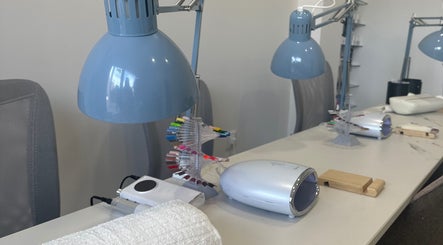 Mesa de manicura en Loome studio, Valdemoro, Comunidad De Madrid, ES, con lámparas y herramientas profesionales.
