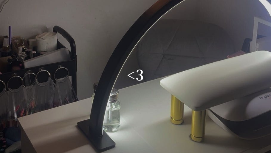 Espace de manucure lumineux chez NailsByM._ à Housset, Hauts-de-France, FR. Ambiance apaisante et soignée.