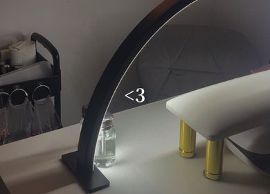 Espace de manucure lumineux chez NailsByM._ à Housset, Hauts-de-France, FR. Ambiance apaisante et soignée.