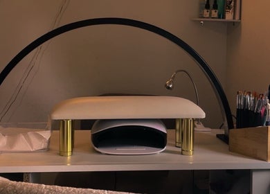 Espace manucure élégant chez NailsByM._, Housset, Hauts-de-france, FR, avec outils et lampe UV modernes.