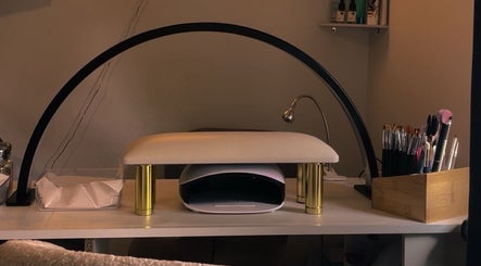 Espace manucure élégant chez NailsByM._, Housset, Hauts-de-france, FR, avec outils et lampe UV modernes.