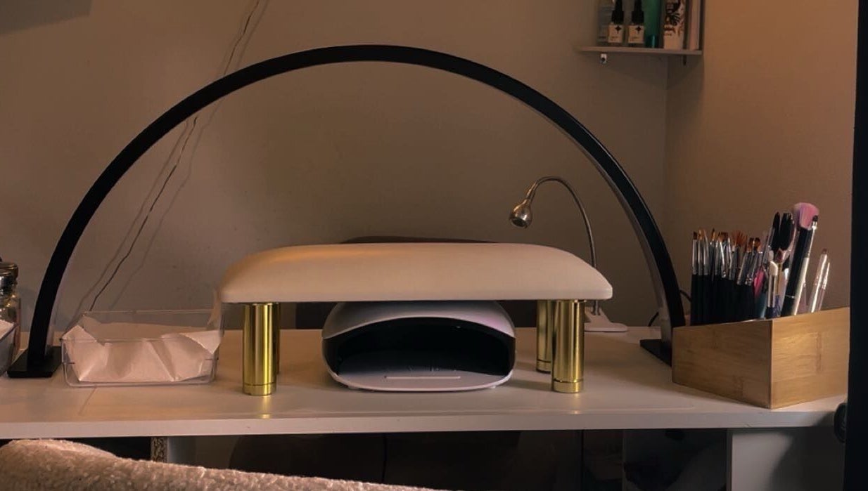 Poste de manucure élégant chez NailsByM._ à Housset, Hauts-de-france, FR, avec outils professionnels.