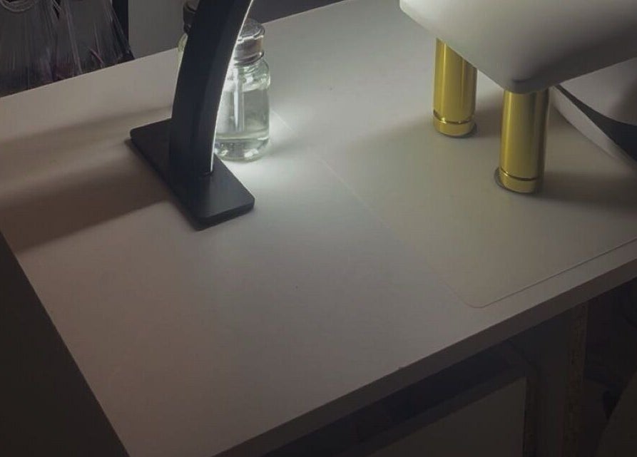 Table de manucure élégante chez NailsByM._ à Housset, Hauts-de-France, FR. Un espace de beauté moderne.