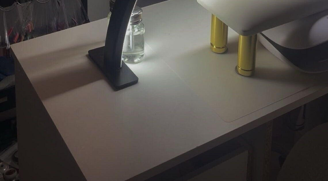 Table de manucure élégante chez NailsByM._ à Housset, Hauts-de-France, FR. Un espace de beauté moderne.