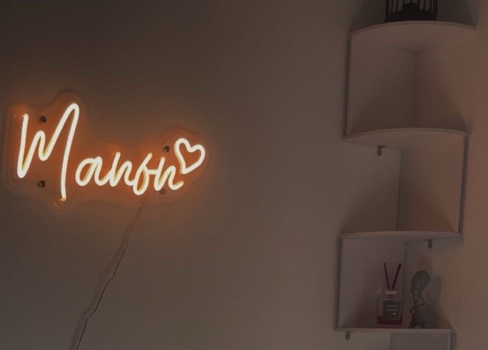 Néon lumineux chez NailsByM._ à Housset, Hauts-de-france, FR. Ambiance chaleureuse et moderne.