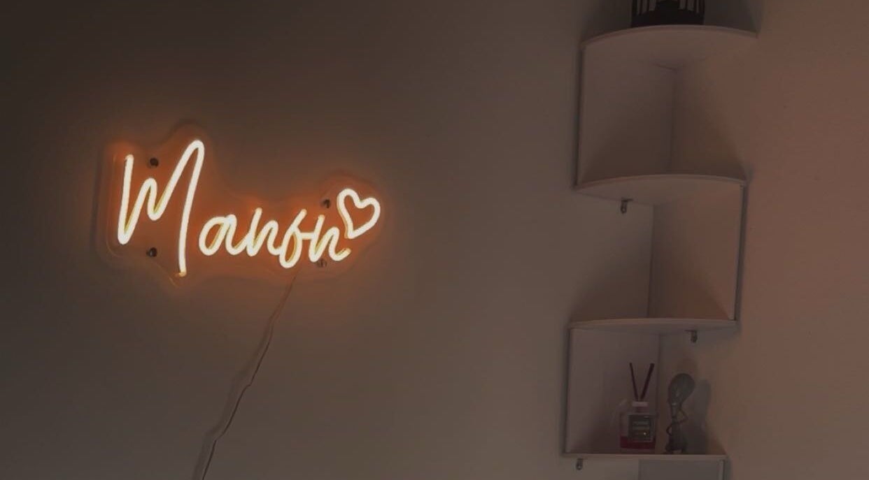 Néon lumineux chez NailsByM._ à Housset, Hauts-de-france, FR. Ambiance chaleureuse et moderne.