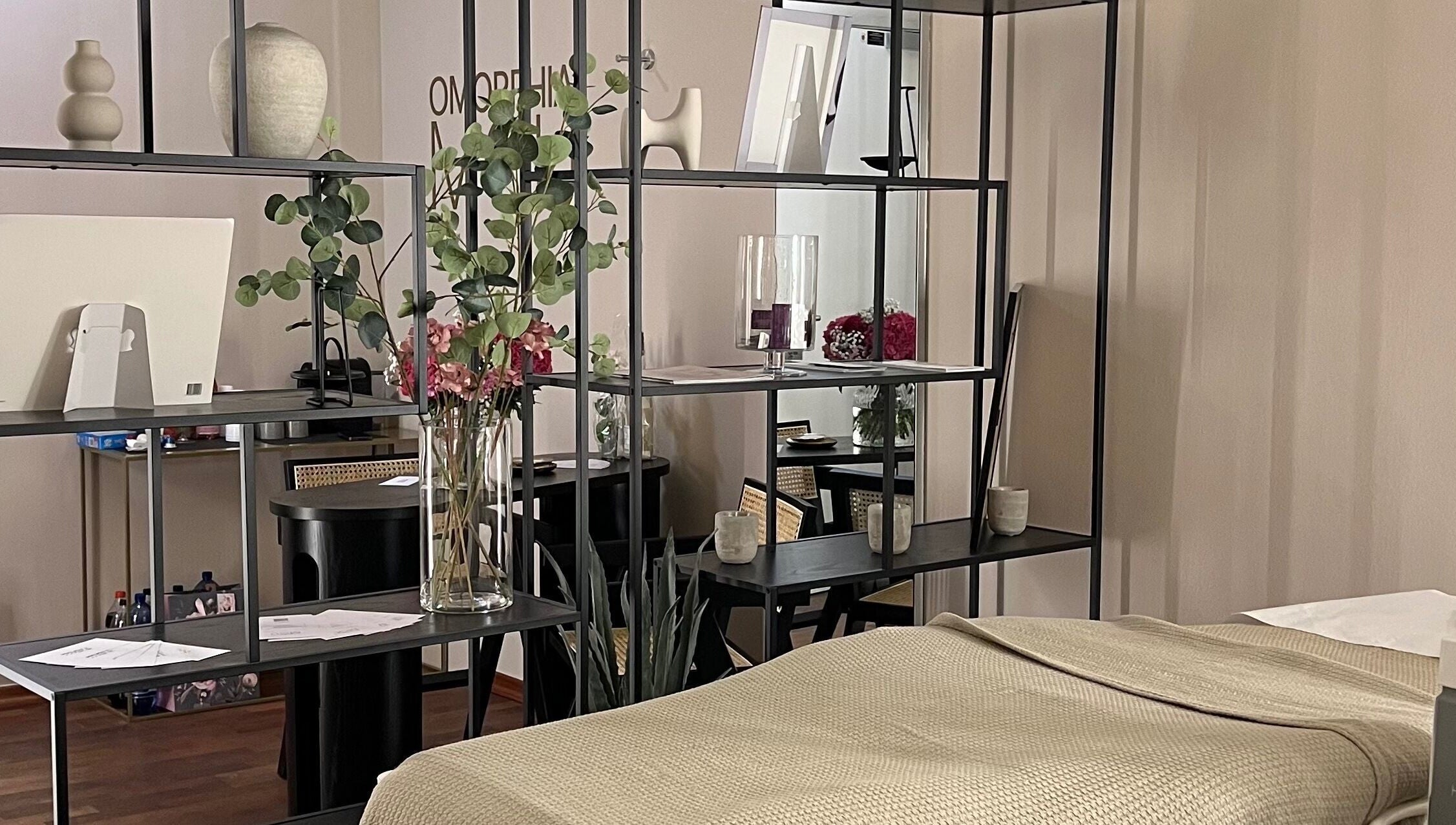 Elegantes Interieur von Omorphia Mou in Karlsruhe, Baden-Württemberg, DE mit stilvoller Dekoration.