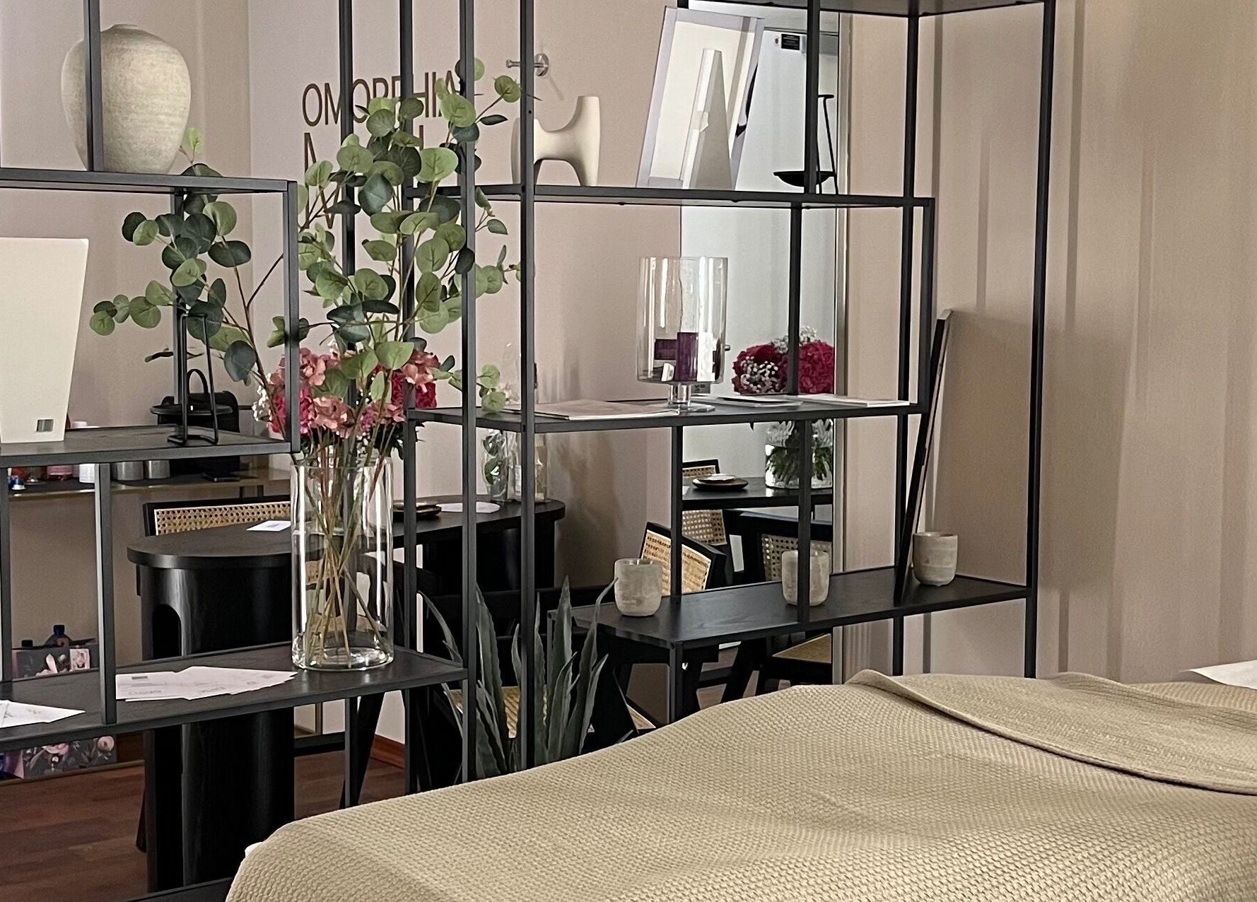 Elegantes Interieur von Omorphia Mou in Karlsruhe, Baden-Württemberg, DE mit stilvoller Dekoration.