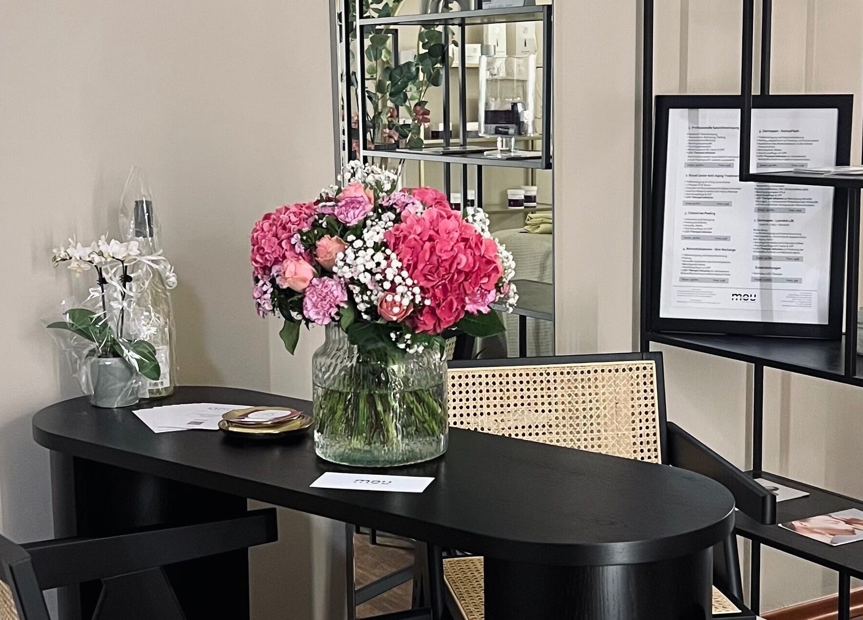 Eleganter Blumentisch bei Omorphia Mou, Karlsruhe, Baden-Württemberg, DE, mit pinken Hortensien und Orchideen.