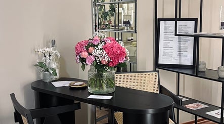 Eleganter Blumentisch bei Omorphia Mou, Karlsruhe, Baden-Württemberg, DE, mit pinken Hortensien und Orchideen.