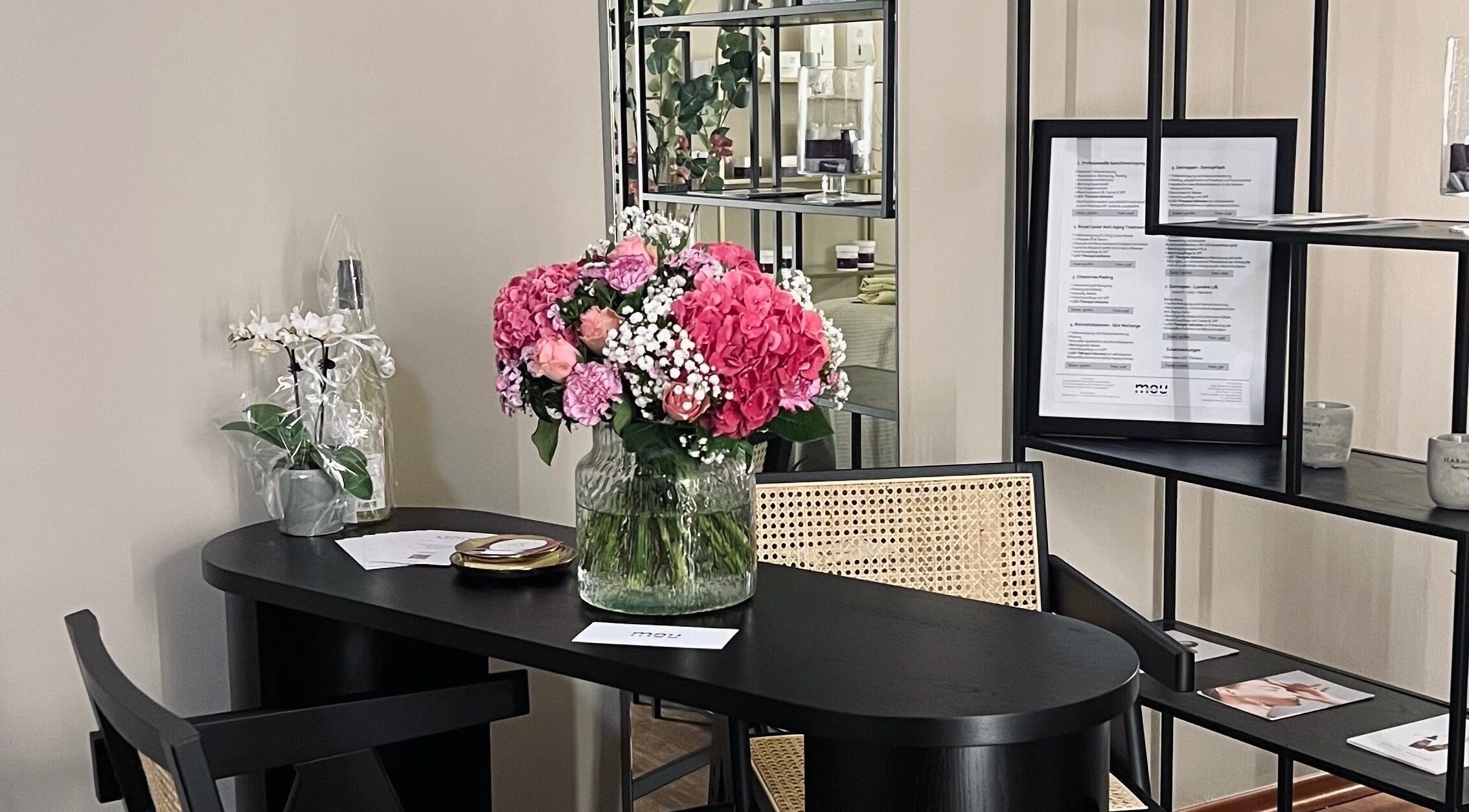 Eleganter Blumentisch bei Omorphia Mou, Karlsruhe, Baden-Württemberg, DE, mit pinken Hortensien und Orchideen.