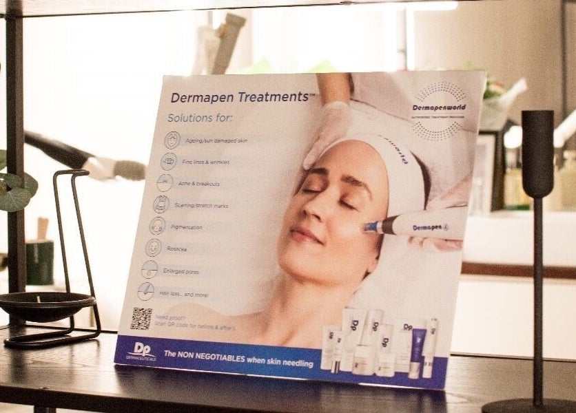 Dermapen-Behandlungsbroschüre im Omorphia Mou, Karlsruhe, Baden-Württemberg, DE.