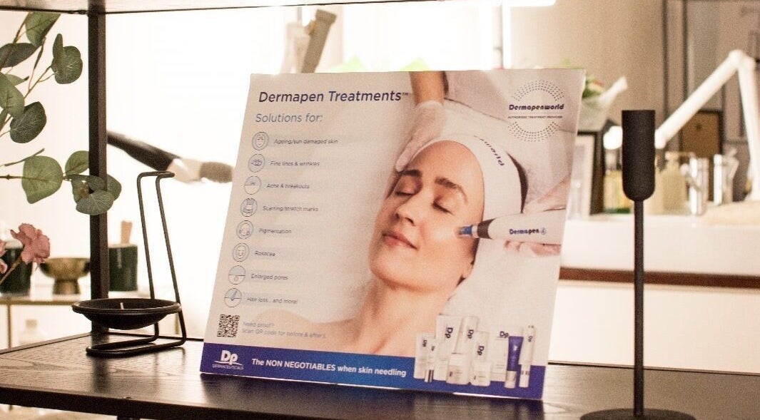 Dermapen-Behandlungsbroschüre im Omorphia Mou, Karlsruhe, Baden-Württemberg, DE.