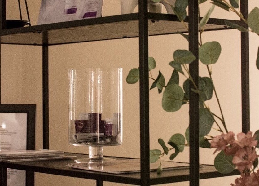 Ein elegantes Regal mit Blumen und Produkten im Omorphia Mou, Karlsruhe, Baden-württemberg, DE.