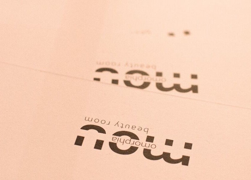 Elegante Karte mit dem Logo von Omorphia Mou, gelegen in Karlsruhe, Baden-Württemberg, DE.