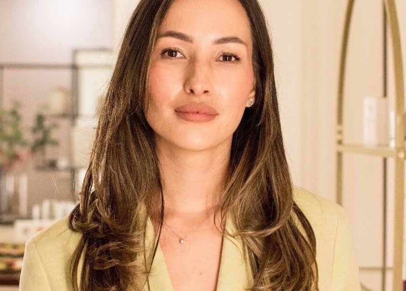 Elegante Frau im Omorphia Mou, Karlsruhe, Baden-Württemberg, DE für Schönheit und Wellness.