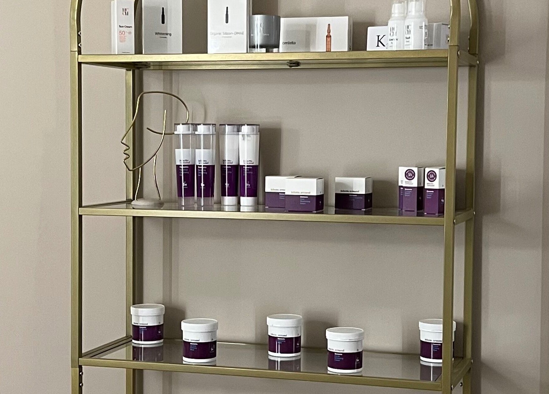 Elegantes Produktregal mit Pflegeprodukten bei Omorphia Mou, Karlsruhe, Baden-Württemberg, DE.